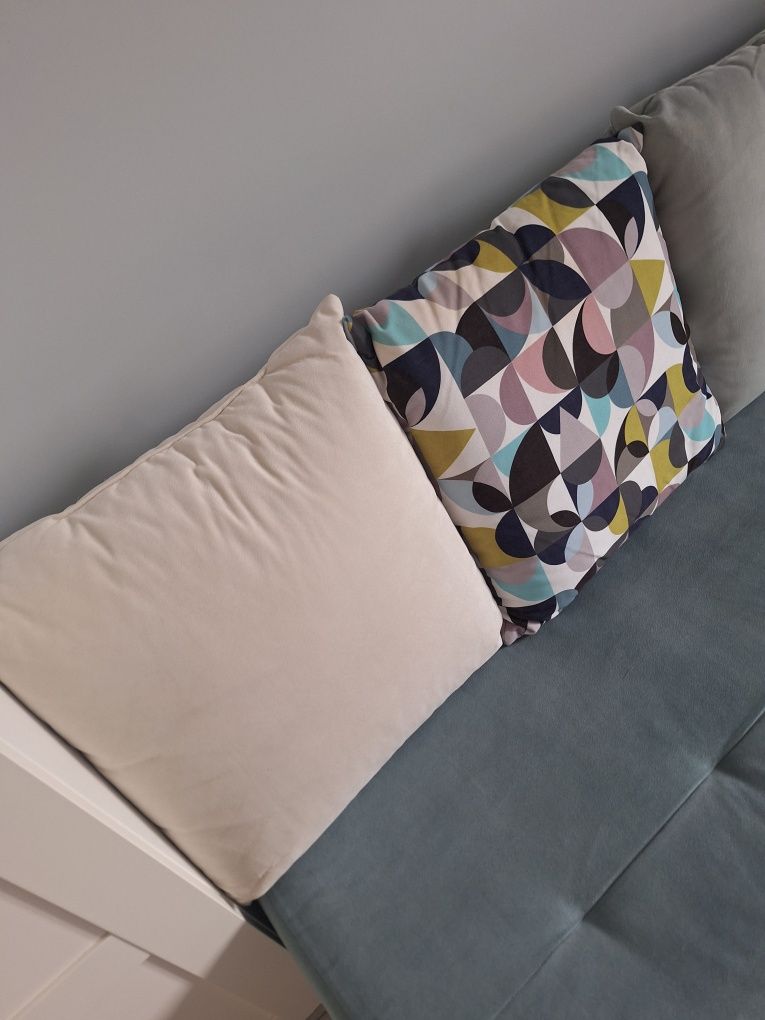 Sofa błękitna z poduszkami