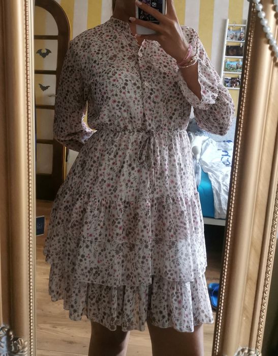 Sukienka z falbankami w kwiaty