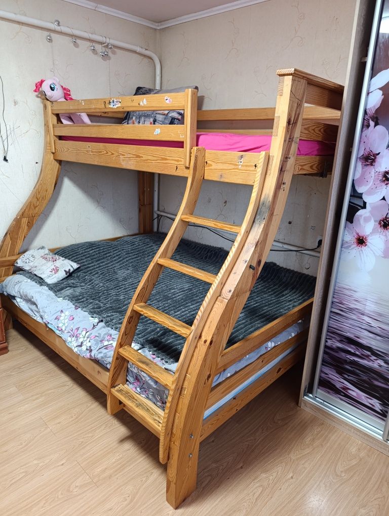 Продам ліжко двух ярусне