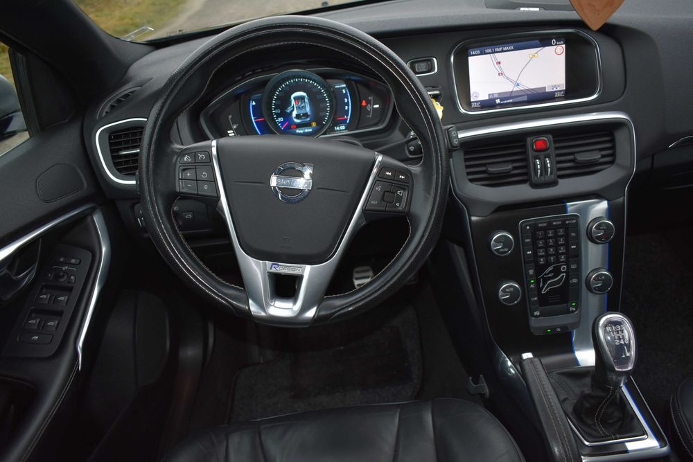 100% BEZWYPADKOWE Volvo V40 d2 R-design BiXenon Navi Kamera Panorama