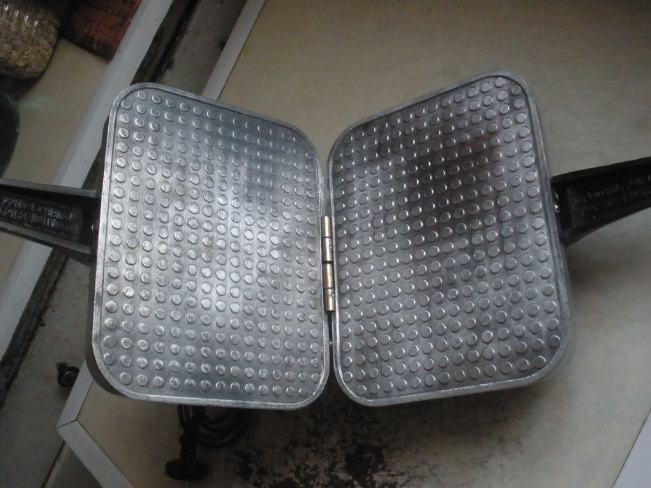 Электровафельница Ласунка ЭВ 1,0/220 в. в хорошем состоянии,СССР.