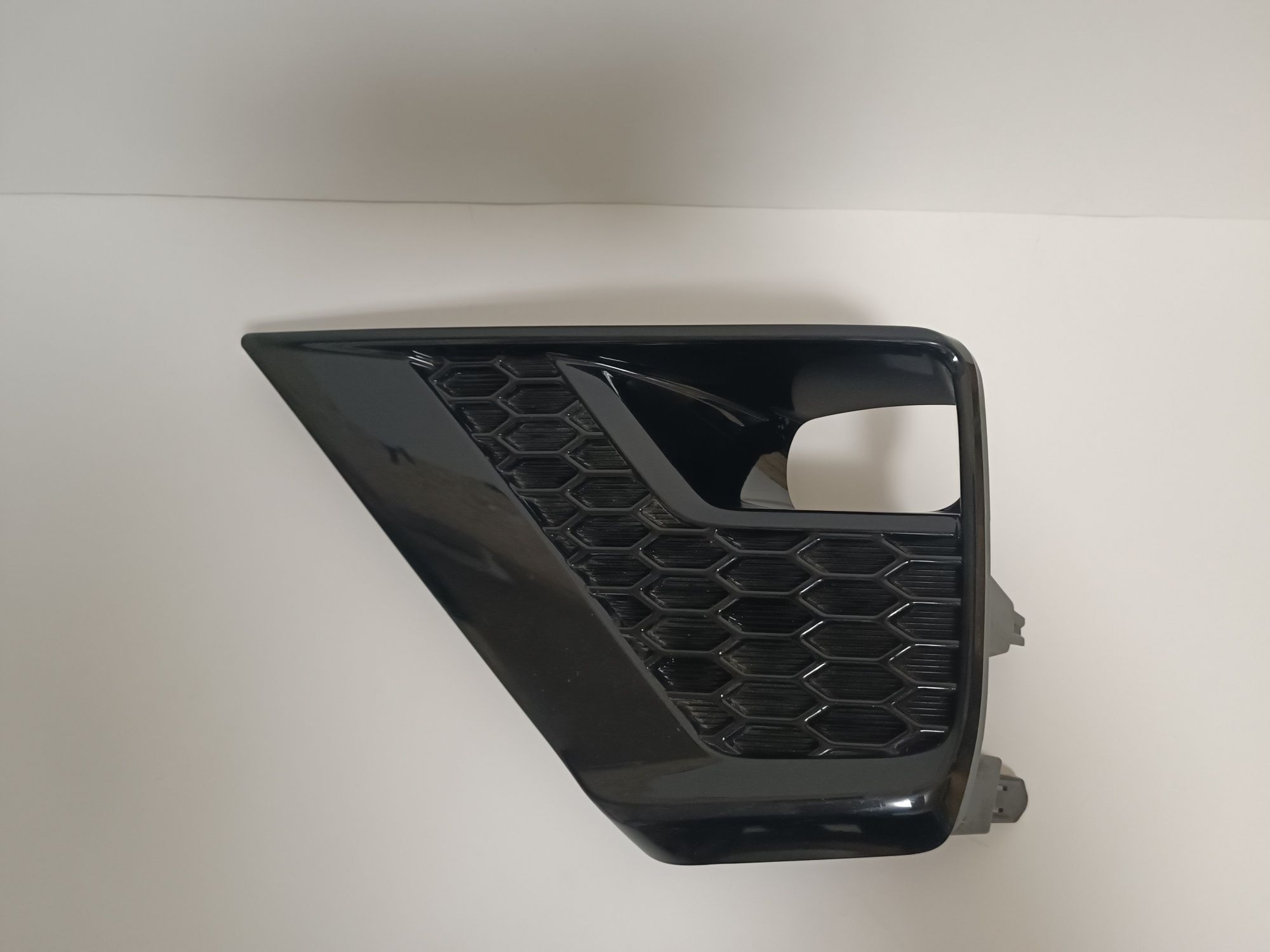 Накладка 52040-WQ010 Toyota Prado 150