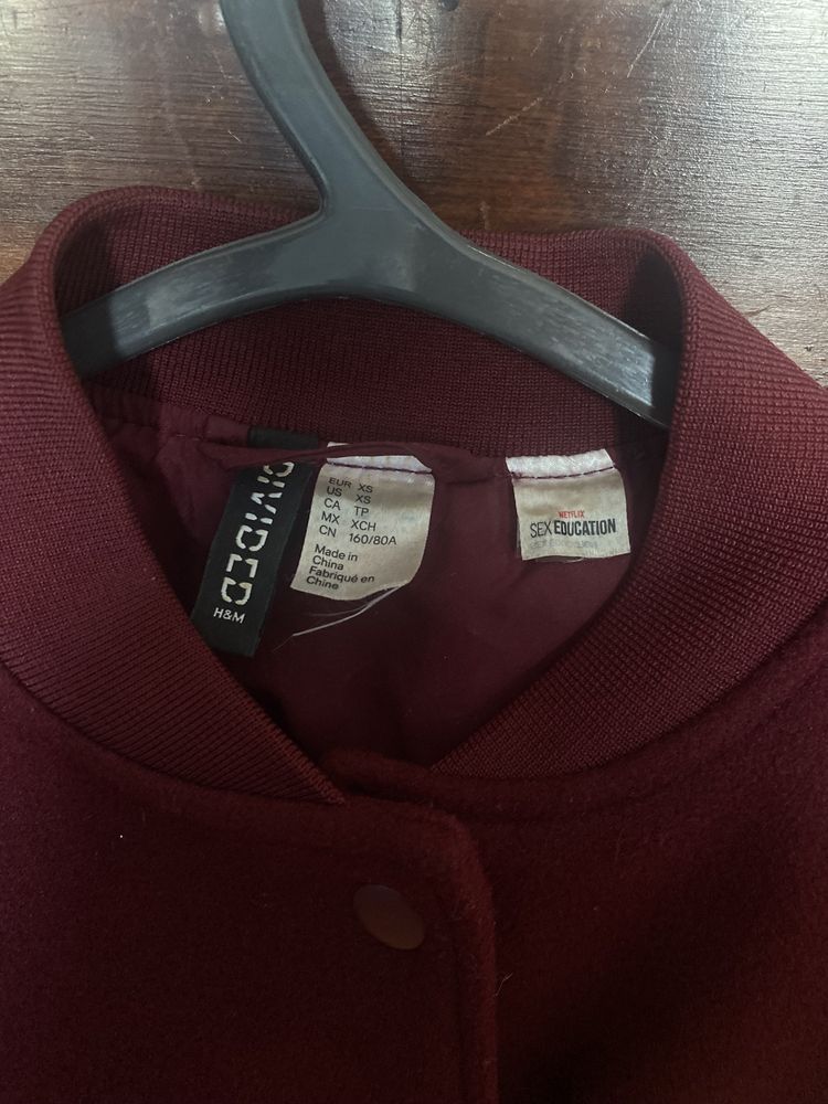 Casaco H&M colaboração com Netflix