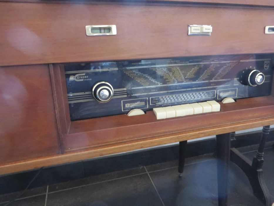 Móvel com Rádio e Gira discos Philips