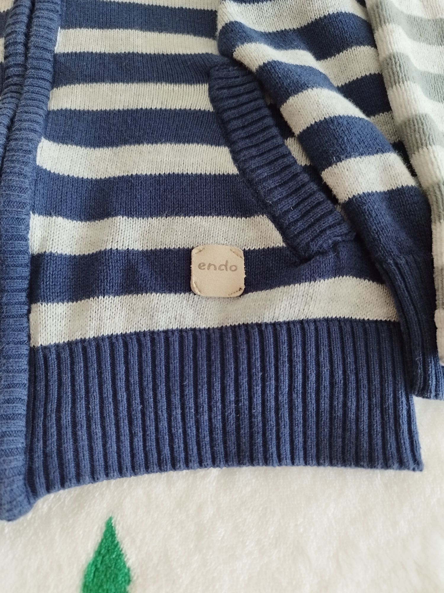 Sweterek z kapturem Endo i bluza ze stujką Lupilu