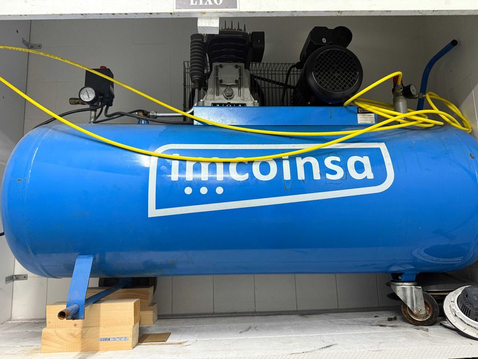 Compressor com rodas 200L