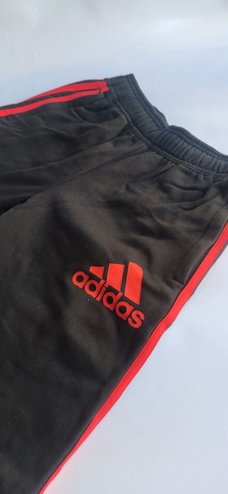 Calças Adidas listas vermelhas S
