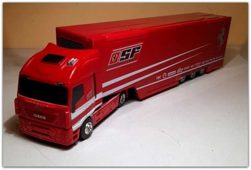 Ciężarówka IVECO - SCUDERIA FERRARI Hot Wheels - 1:32