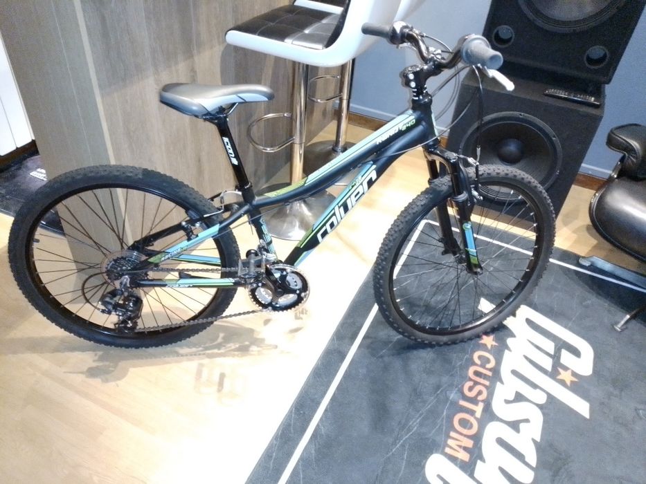 Bicicleta praticamente nova rodada 24 cor preta e azul.