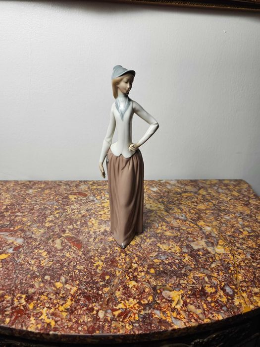Porcelana Nao Lladro "Dziewczyna w stroju do jazdy konnej" ukruszona