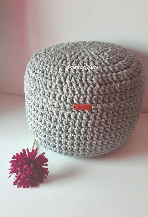 Puff de crochê/crochet feito à mão 100% artesanal