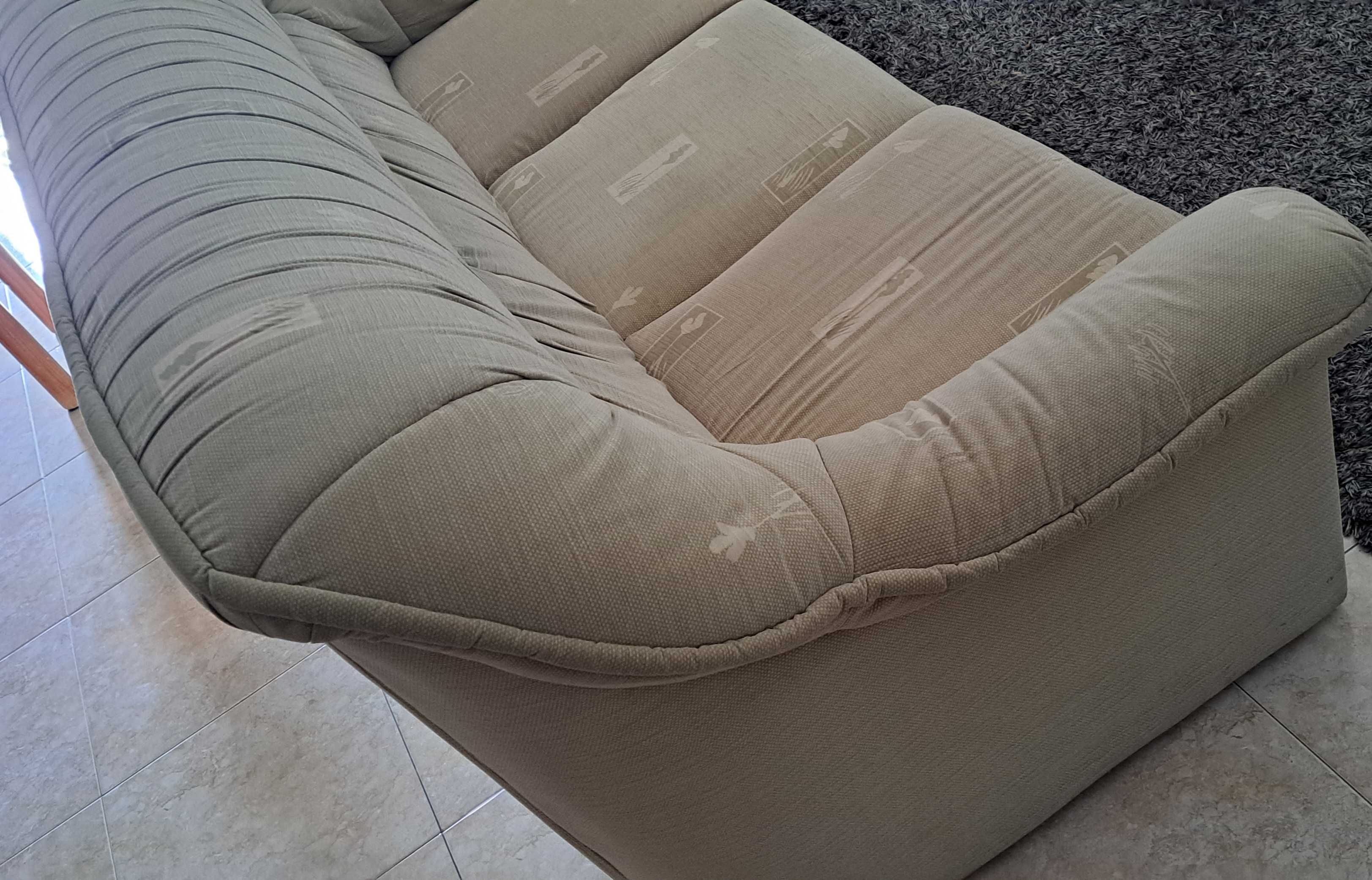 Sofa de três lugares