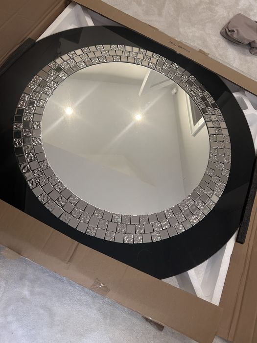 Piekne okrągłe lustro w stylu glamur