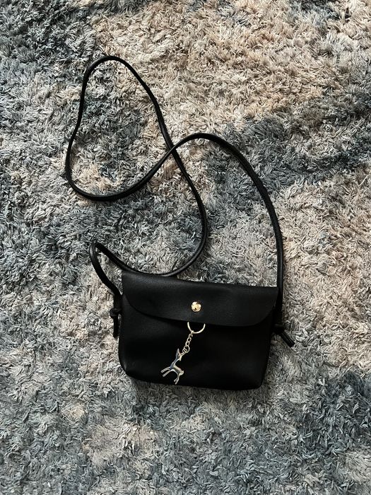 Mała torebka crossbody czarna z zawieszką jelonek przez ramię