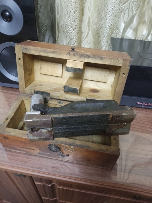 Брусковий рівень із мікрометричною подачею