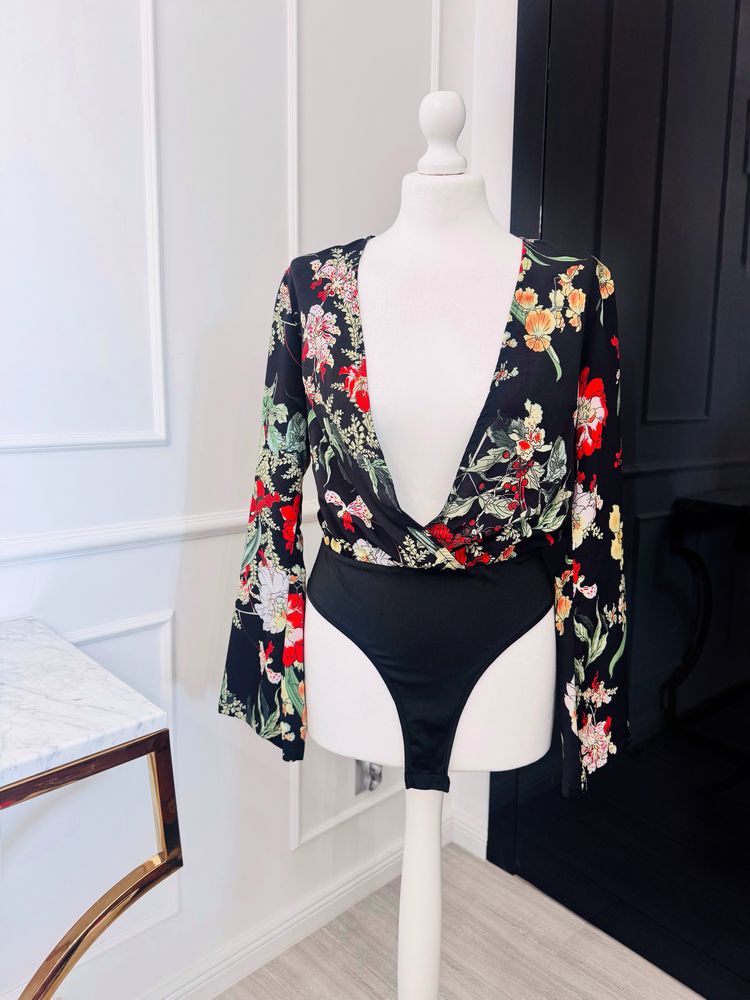 Eleganckie body w kolorze czarnym w kwiatki - rozmiar M