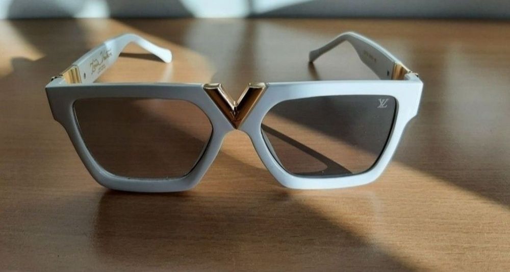 Louis Vuitton  okulary przeciwsłoneczne złote V nad nosem
