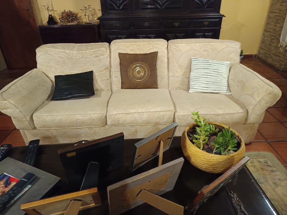 Móvel cama em mogno e jogo de três sofás