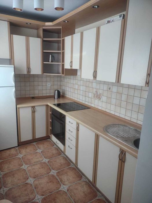 kuchnia zabudowana z wyposażeniem