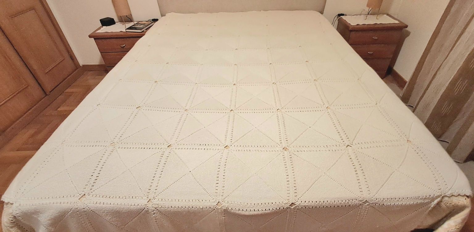 Colcha em crochet para cama de casal.
