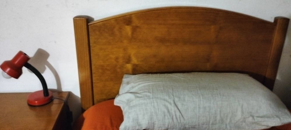 Cama de solteiro com mesinha de cabeceira