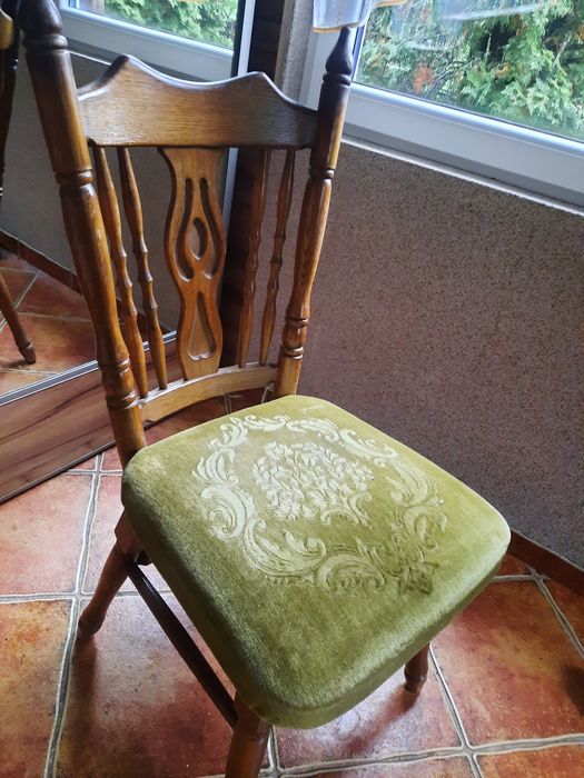 Dębowe krzesła tapicerowane