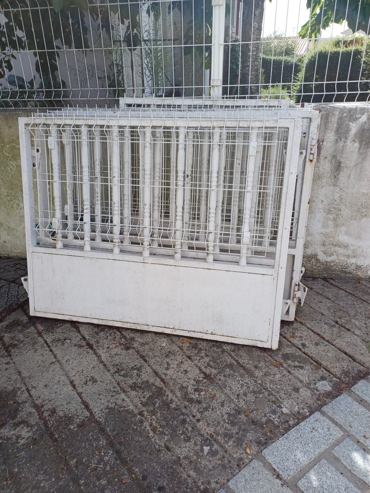 Portões exteriores de ferro