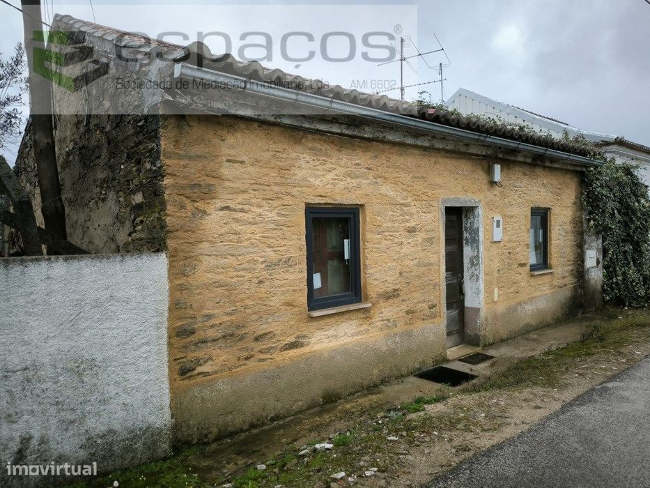 Moradia em pedra parcialmente restaurada - Rodeios