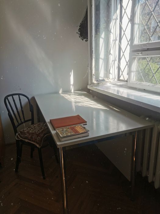 duże porządne białe drewniane biurko z metalowymi nogami