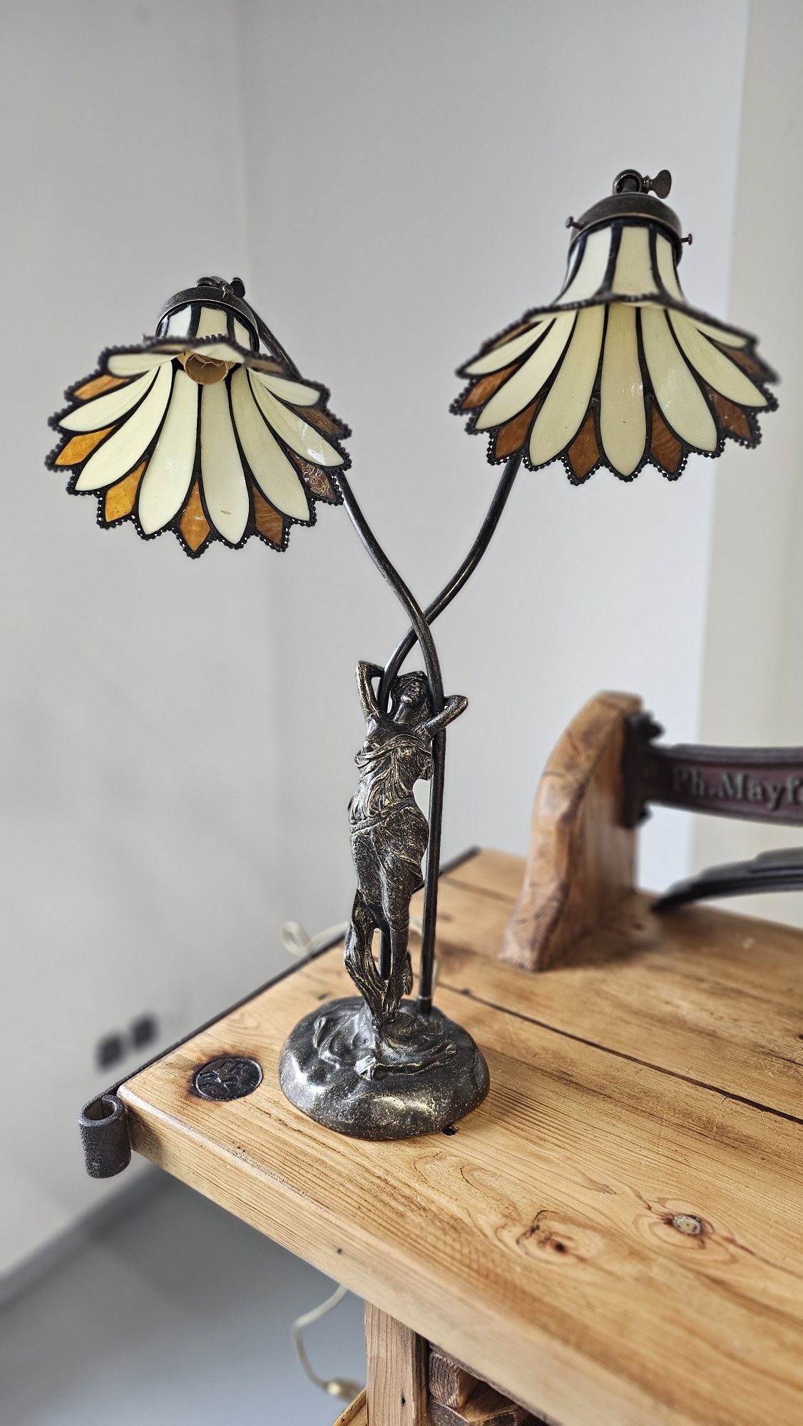 Lamp figuralna  z  mosiądzu  piękne klosze.