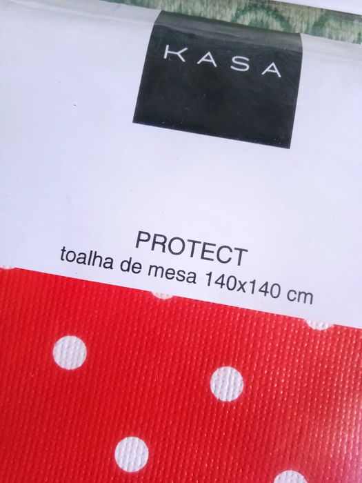 Toalha de mesa plástica 140 x 140 cm