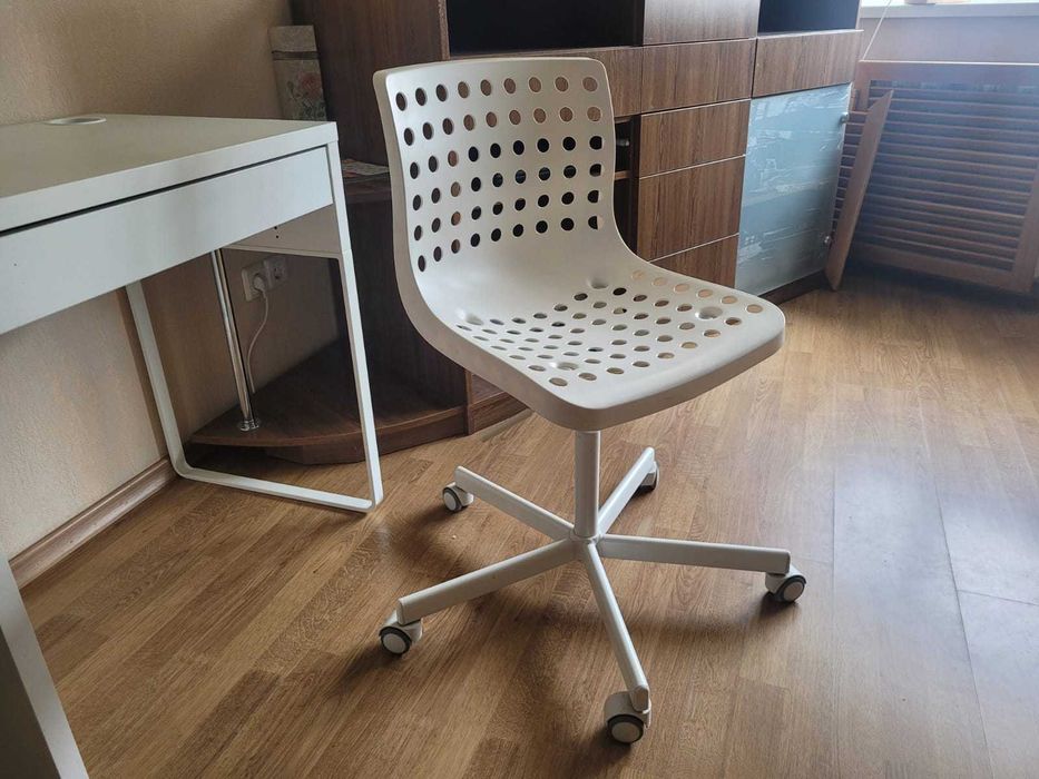 Робочий стілець IKEA SKALBERG/SPORREN білий