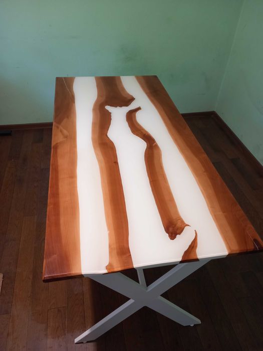 Stół z żywicy epoksydowej