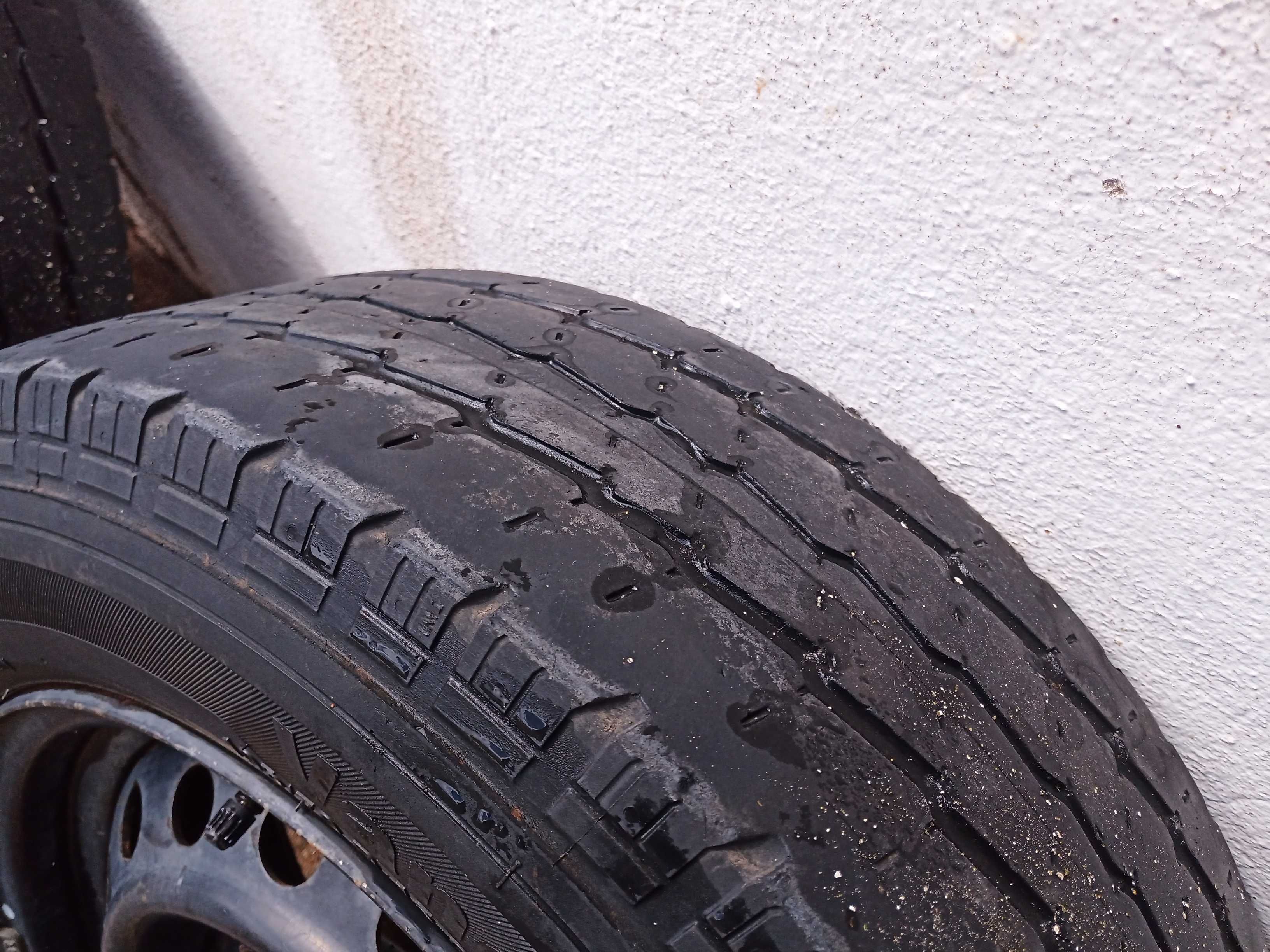 4 Rodas de Toyota HiAce 2003 ferro com pneus continental 195/70 R 15