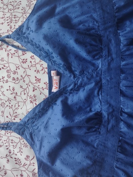 Top com bordado e alças finas