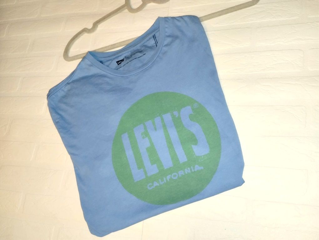 Levi's California koszulka bawełniana niebieska z logo na środku  M