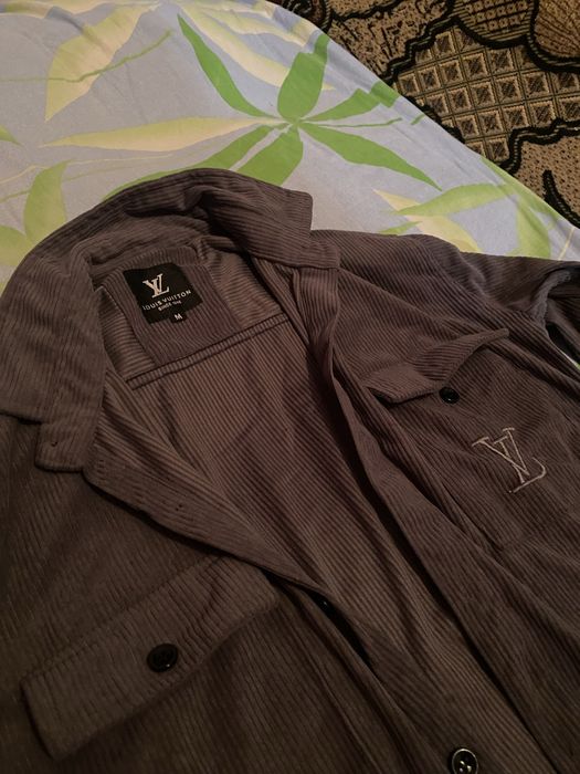 Рубашка Louis Vuitton.