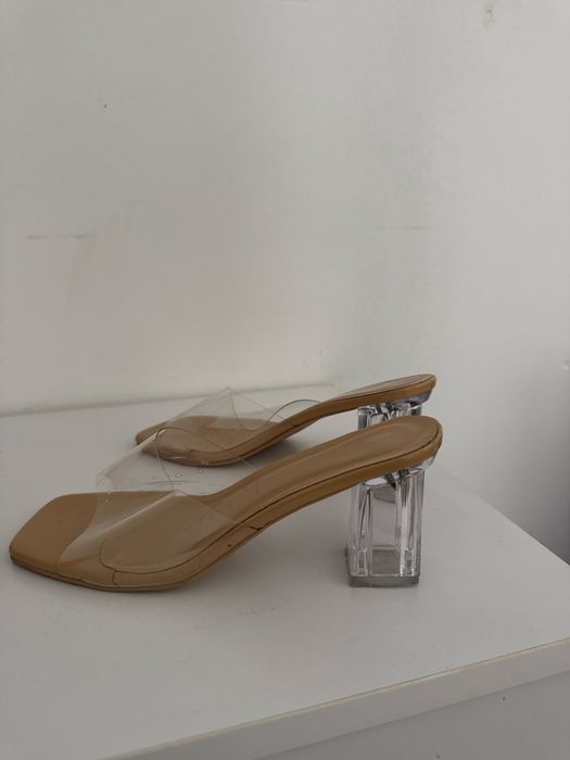 Transaperntne buty na obcasie klapki