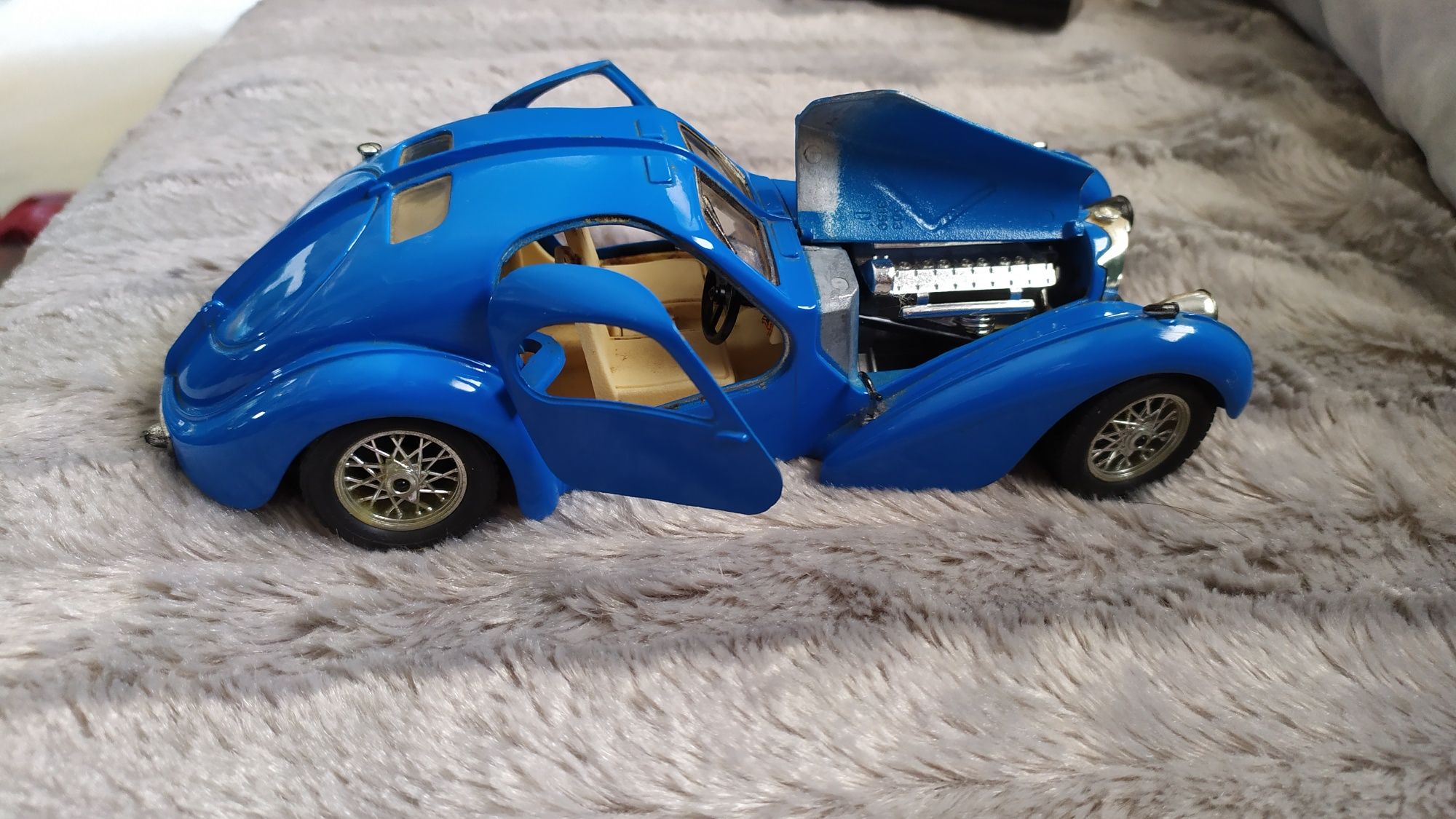 Carro Bugatti atlantic ano 1936 escala 1/ 24 Burago