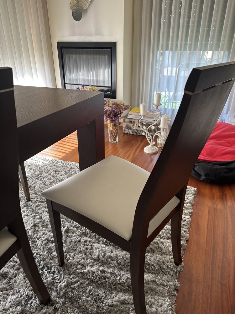 Mesa de sala de Jantar com 6 cadeiras