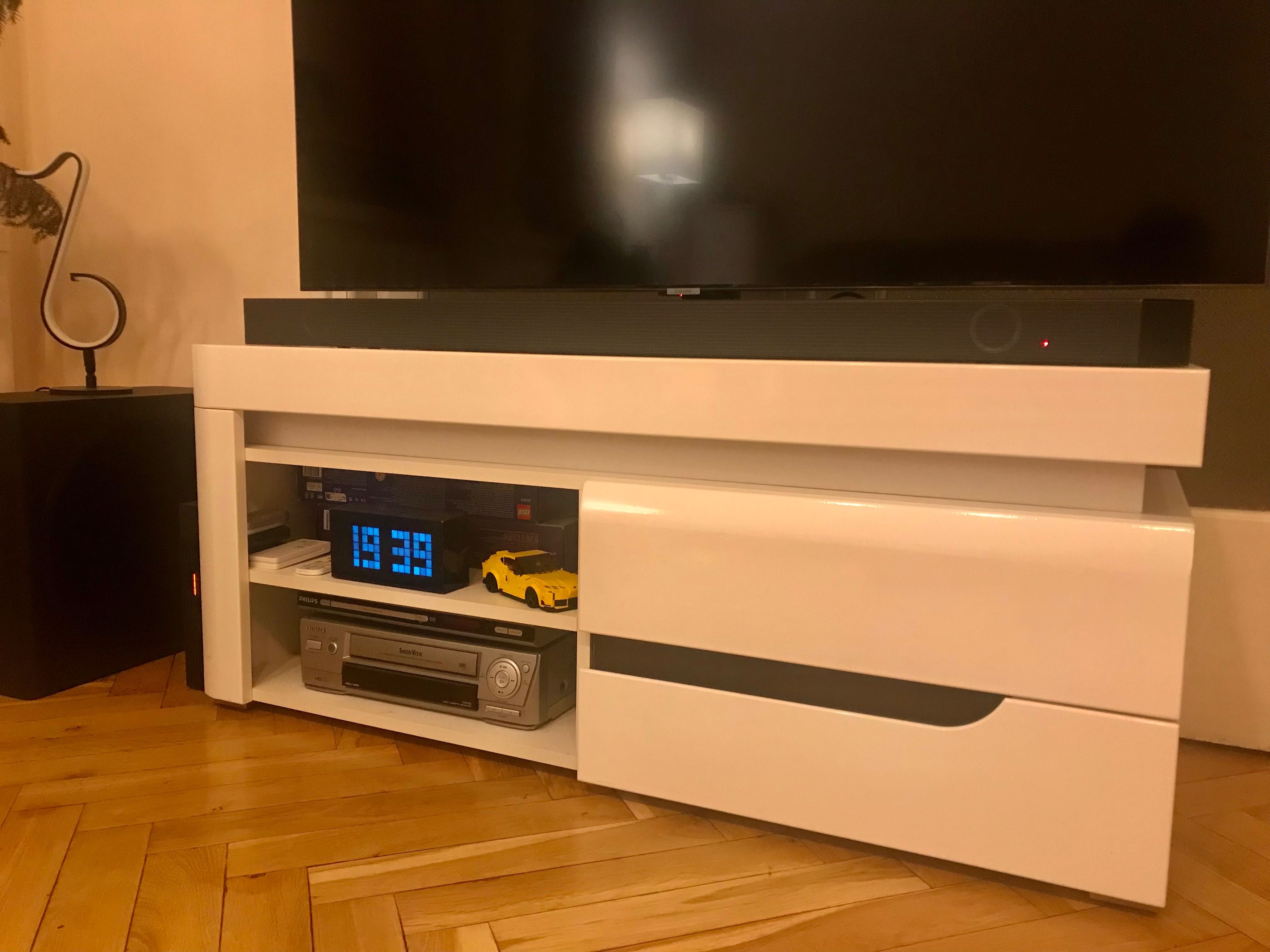 Szafka RTV biała z oświetleniem LED