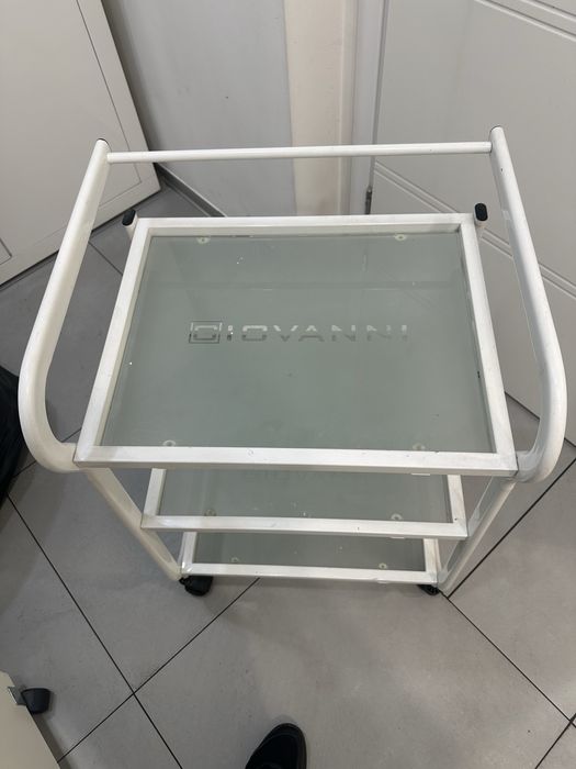 Stolik kosmetyczny GIOVANNI na kółkach – szkło hartowane, biały