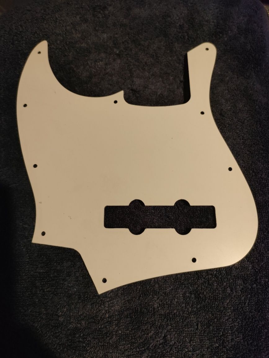 pickguard 3-Ply Parchment z Fender Jazz bass Player, 2022