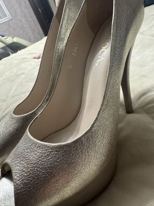 Туфлі ,  натуральна кожа , гарний стан , дуже яскраві