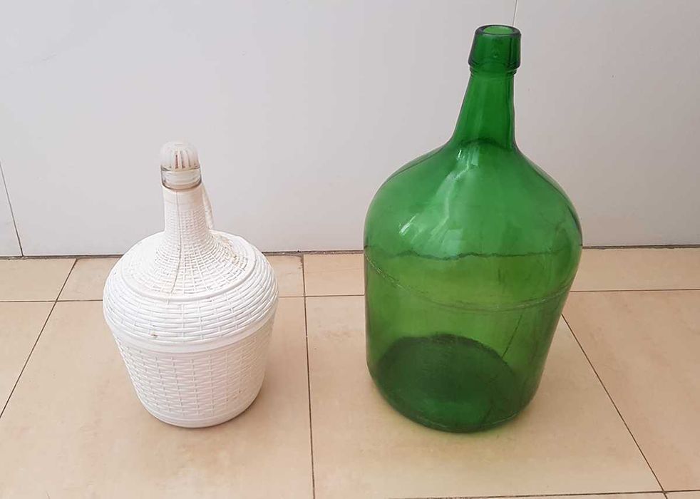 2 garrafões de vidro antigos 5l (verde) e 2,5l (branco)