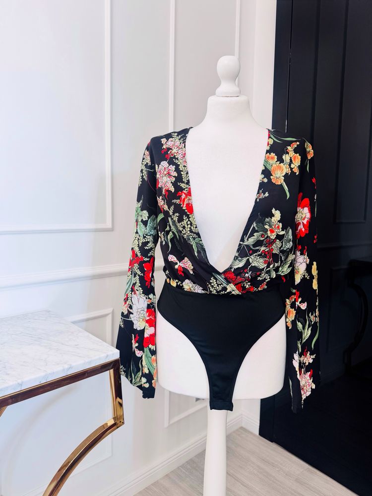 Eleganckie body w kolorze czarnym w kwiatki - rozmiar M
