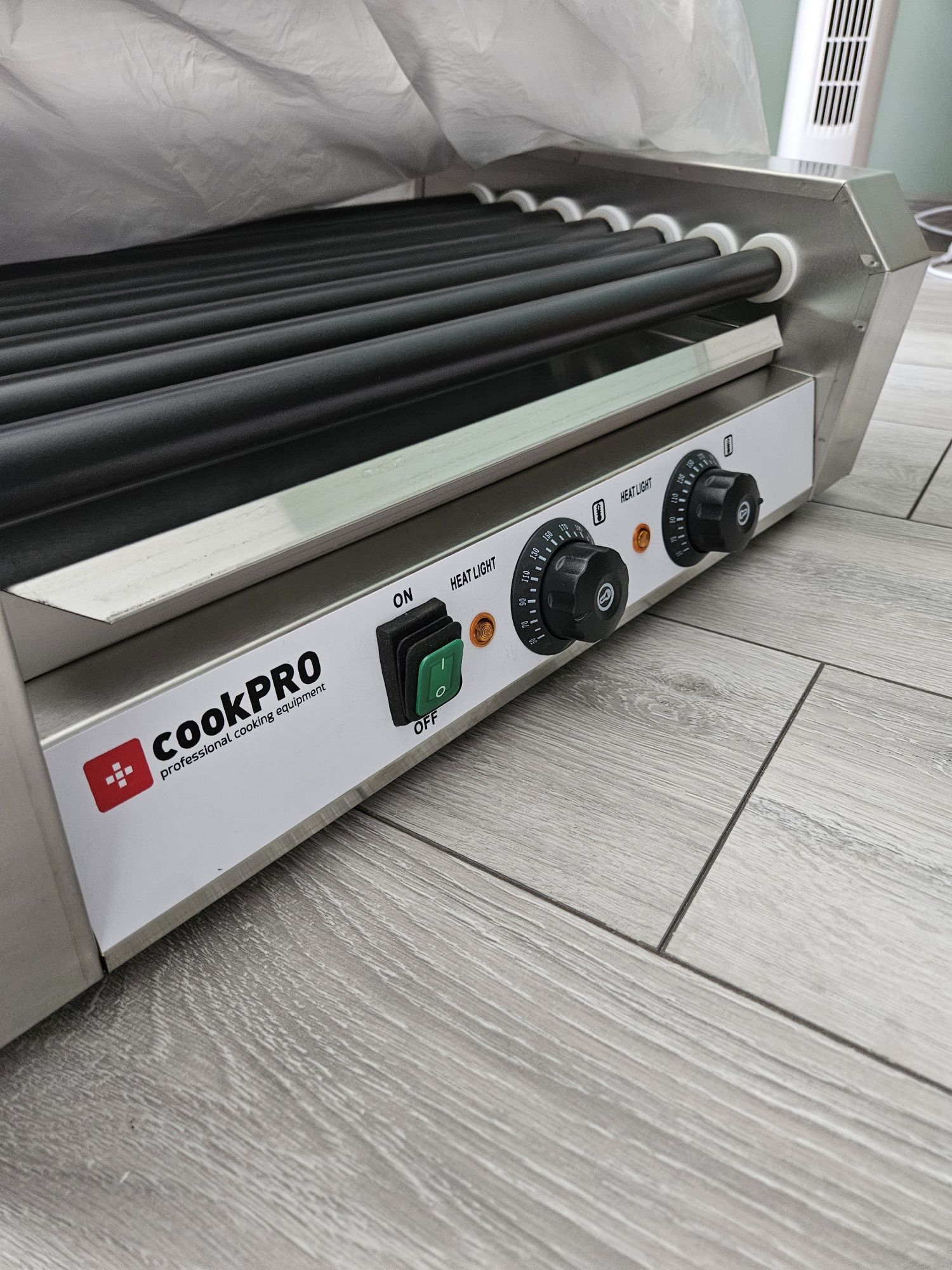 Podgrzewacz rolkowy do hot- dogów 11 rolek (Teflon) Zasilanie: 220 V