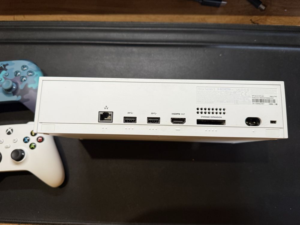 Xbox series s в хорошому стані з двома контролерами