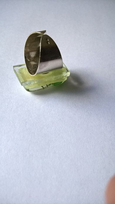 Anel com pedra de vidro Verde e Branco em prata