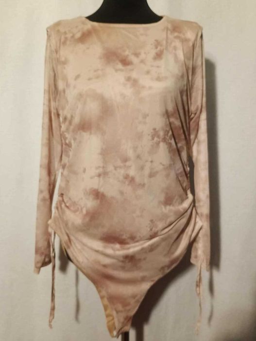 Body z długim rękawem i ściągaczami.
4XL/48 Boohoo
